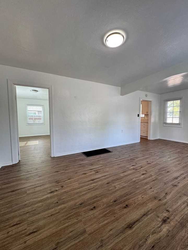 302 E Locust St - Photo 4 of 15