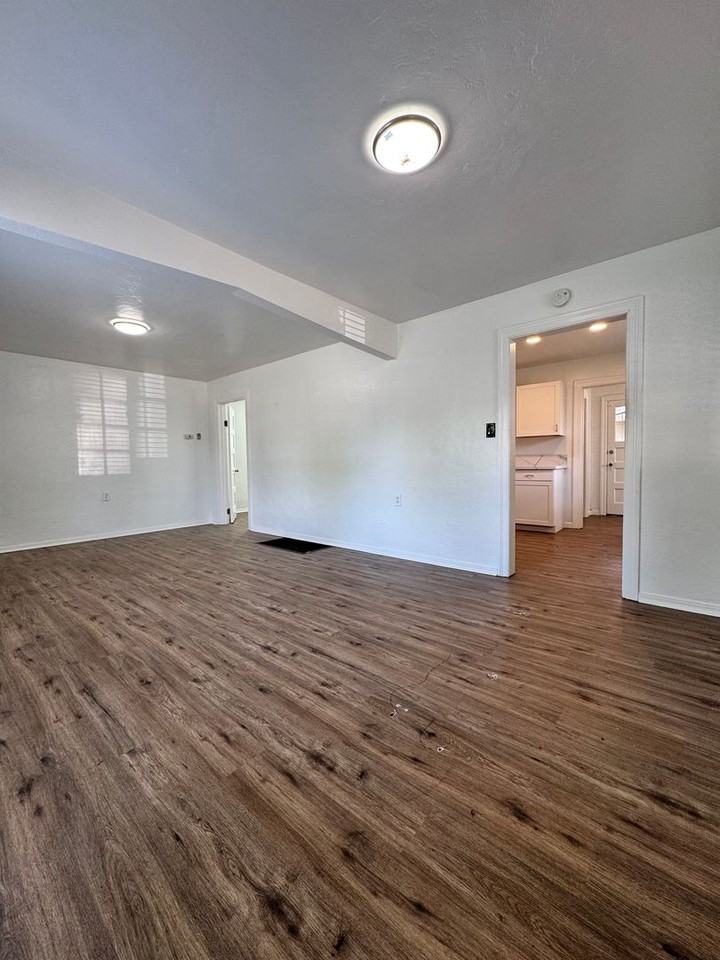 302 E Locust St - Photo 5 of 15