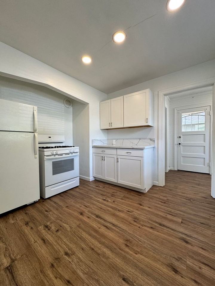 302 E Locust St - Photo 6 of 15