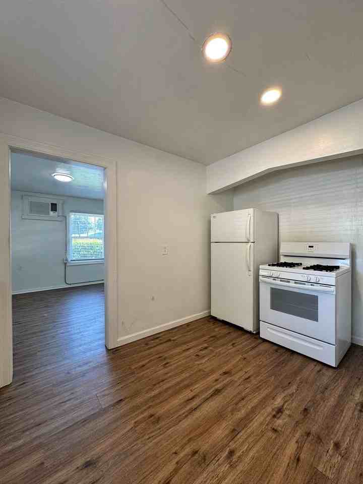 302 E Locust St - Photo 7 of 15
