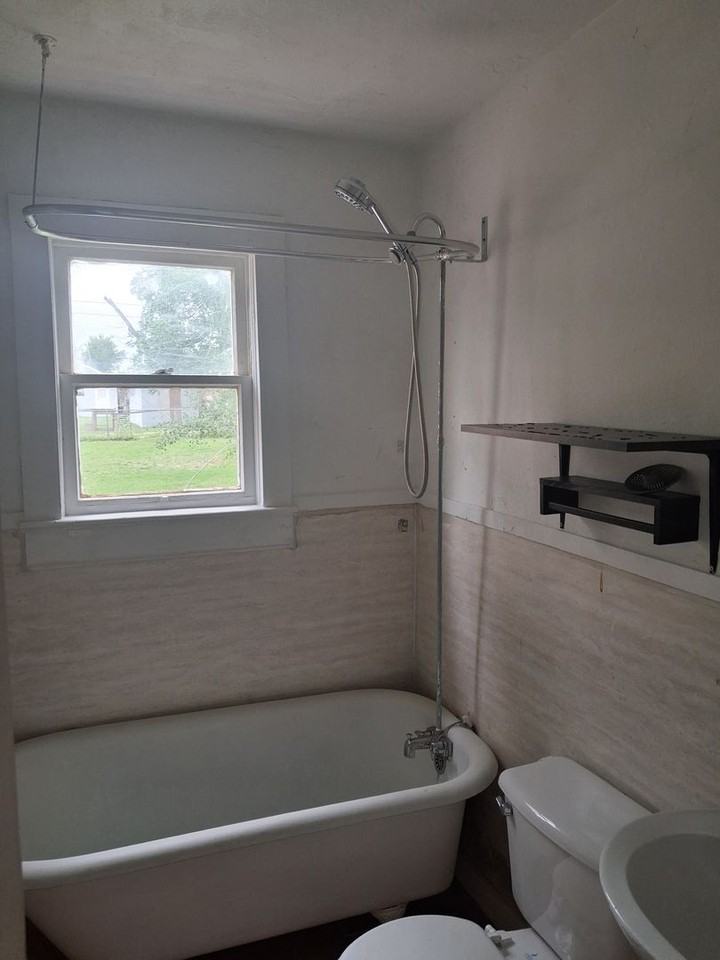 409 S Avenue H - Photo 4 of 7