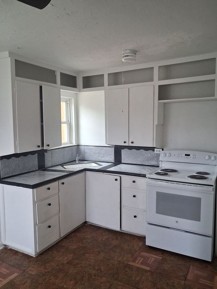 409 S Avenue H - Photo 6 of 7