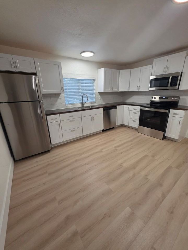 4072 Flower St - Photo 6 of 16