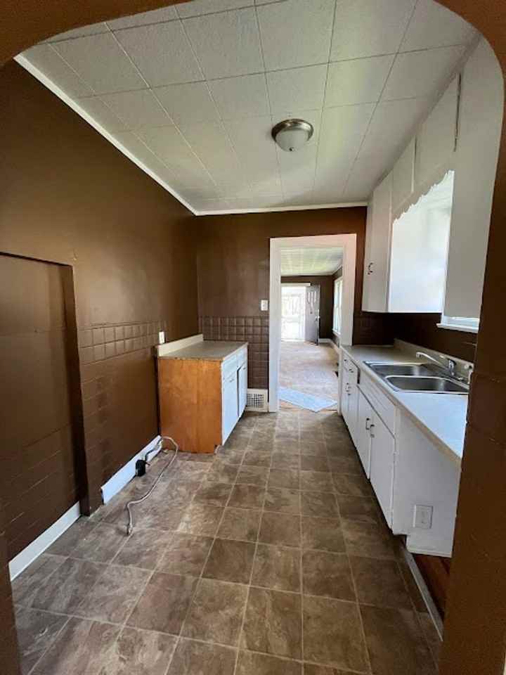 455 Allenford St - Photo 7 of 17
