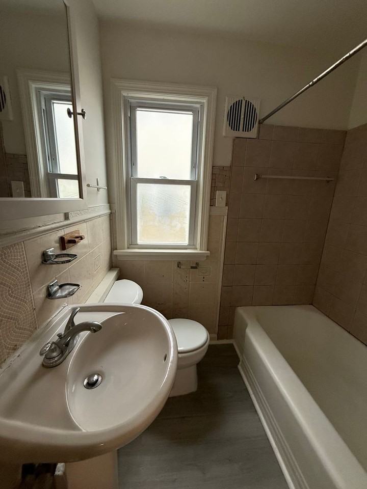 1526 E 204th St - Photo 4 of 8