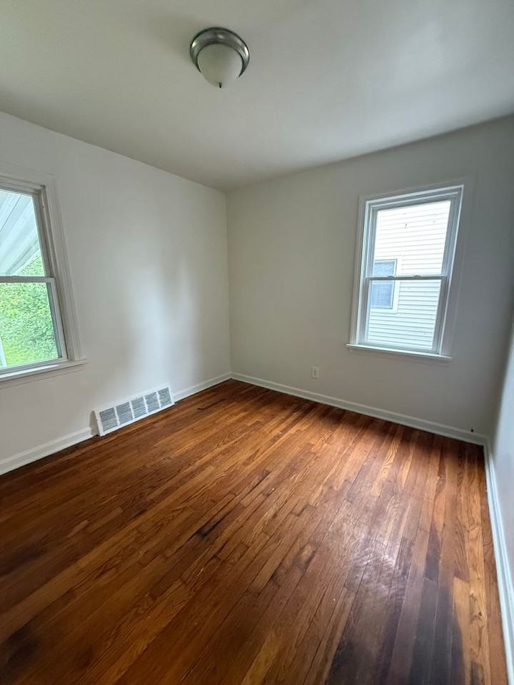 1526 E 204th St - Photo 5 of 8