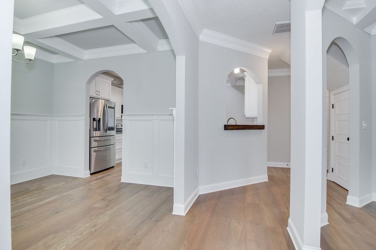 344 Colonnades Dr - Photo 7 of 50