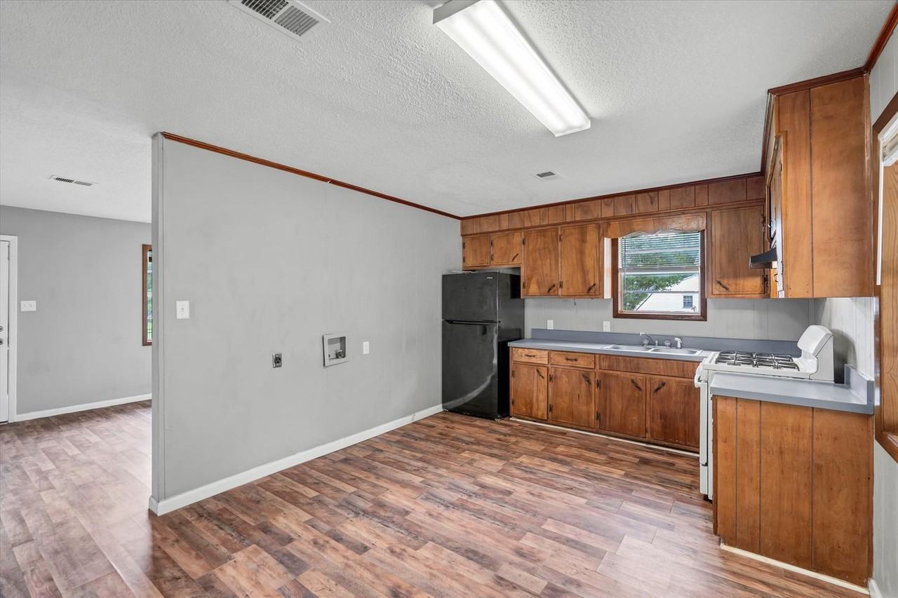 312 W College Ave - Photo 5 of 17