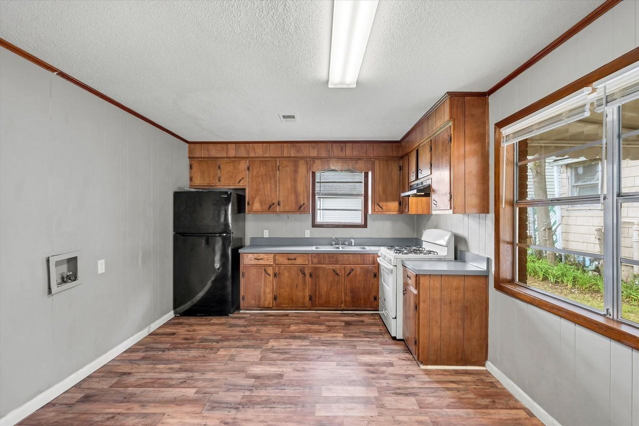 312 W College Ave - Photo 6 of 17