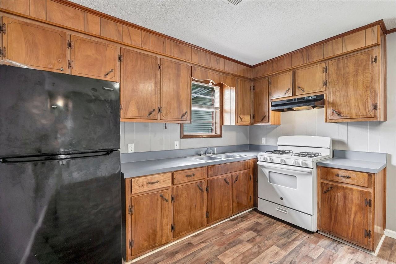 312 W College Ave - Photo 7 of 17