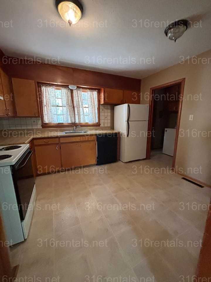 307 Warren Rd - Photo 5 of 8