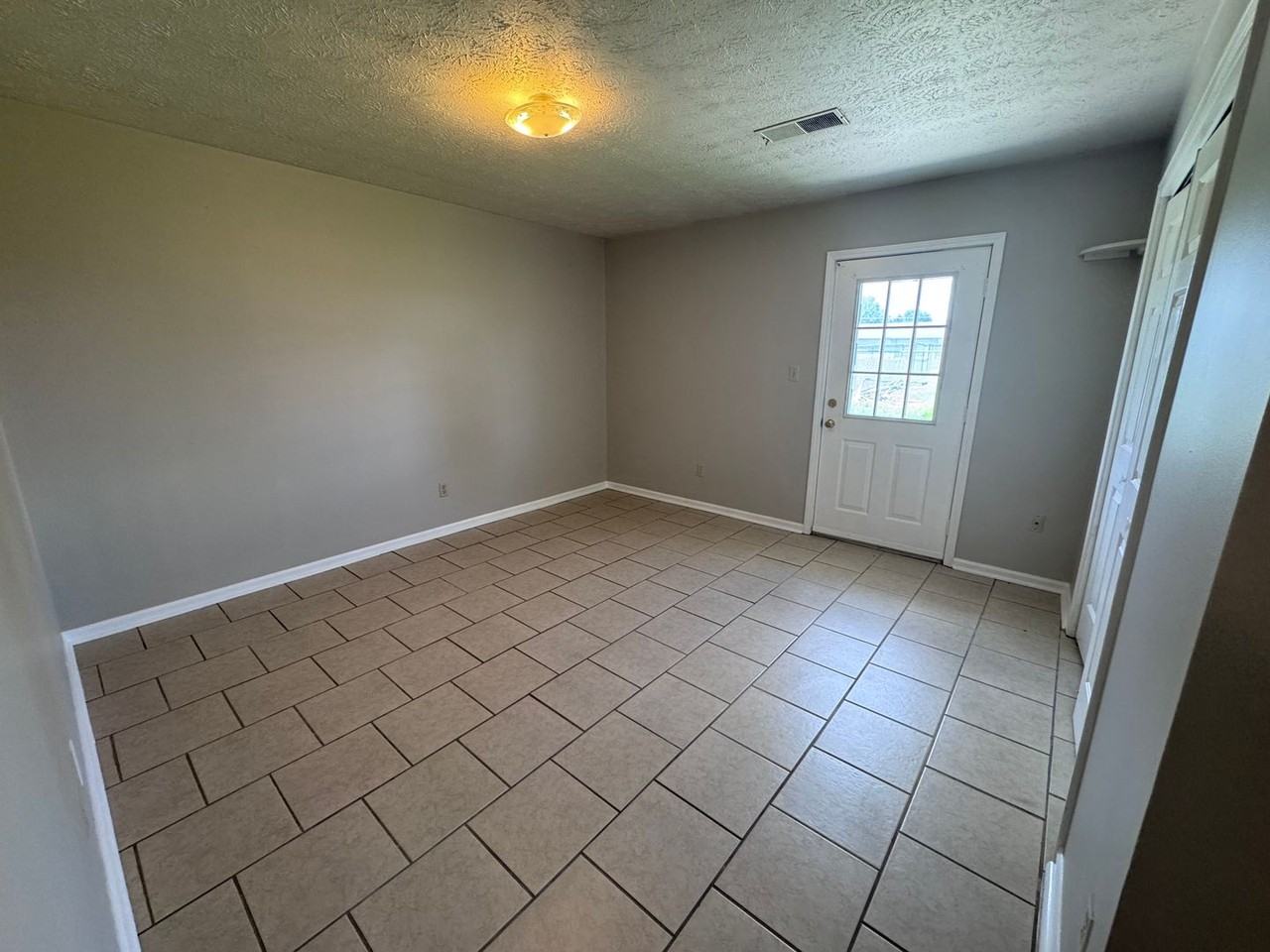 105 Grogan Cir - Photo 4 of 16