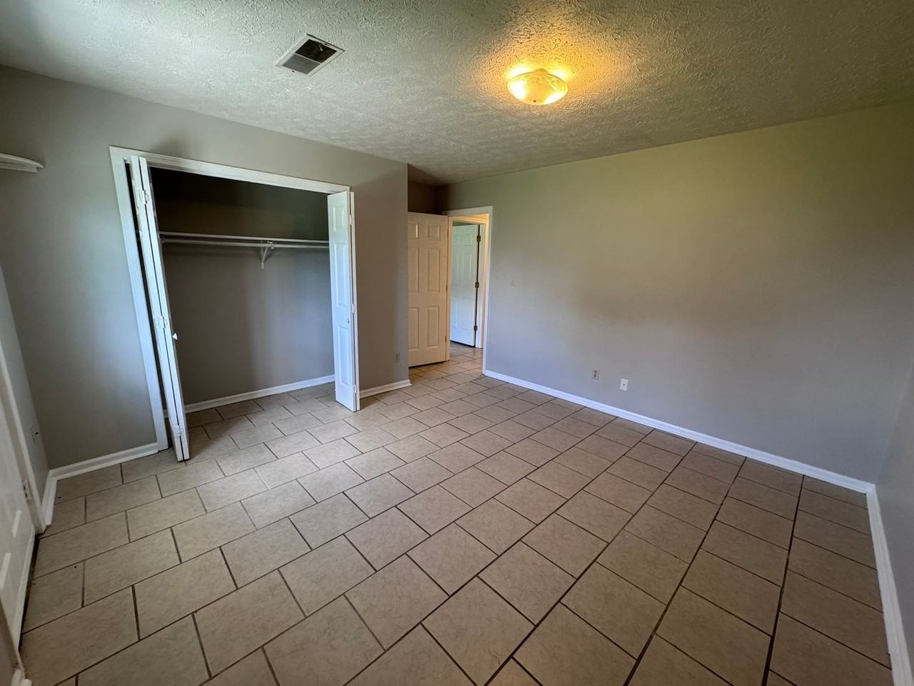 105 Grogan Cir - Photo 5 of 16