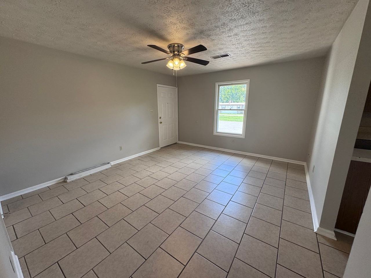 105 Grogan Cir - Photo 7 of 16