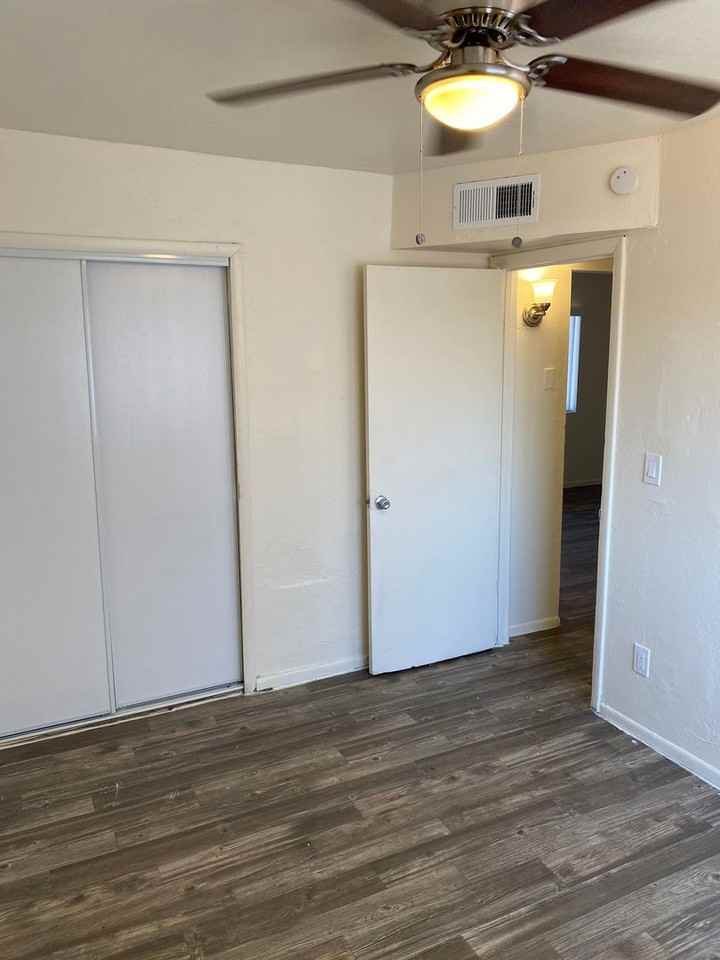 1022 N 22nd Place - Photo 6 of 11