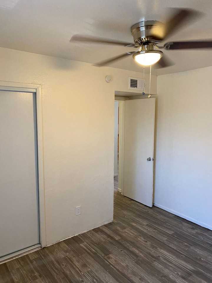 1022 N 22nd Place - Photo 7 of 11