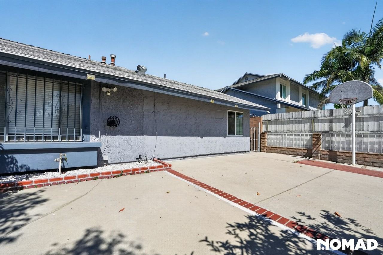 7705 Babcock Ave - Photo 3 of 35