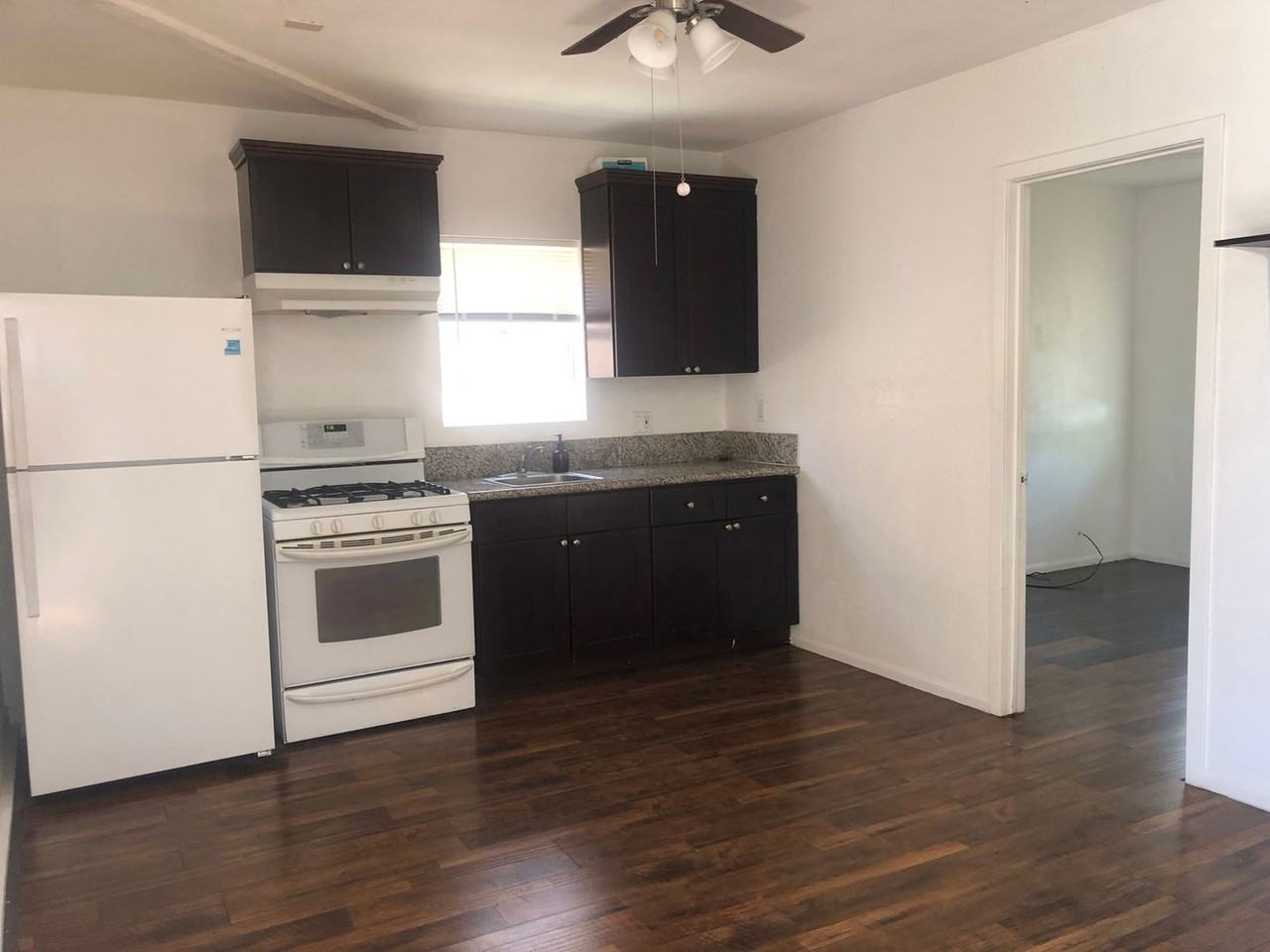 7705 Babcock Ave - Photo 5 of 35