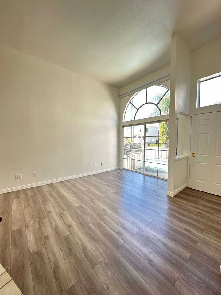 5455 Sylmar Ave #402 - Photo 2 of 23