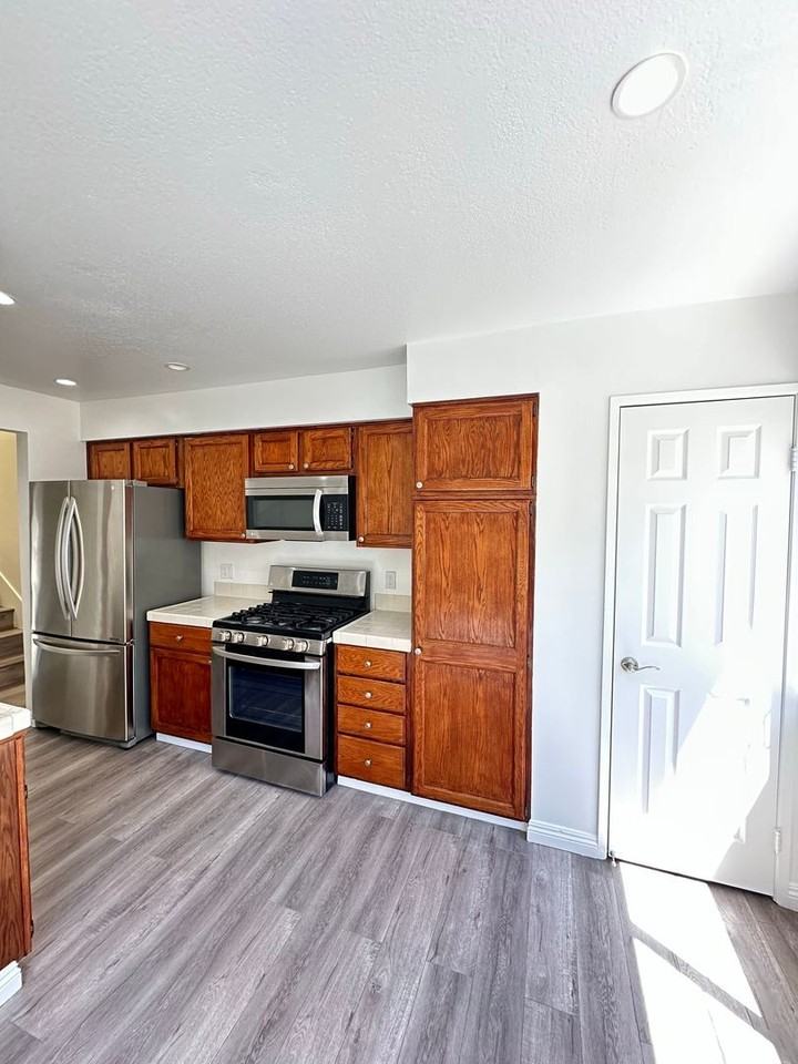 5455 Sylmar Ave #402 - Photo 7 of 23