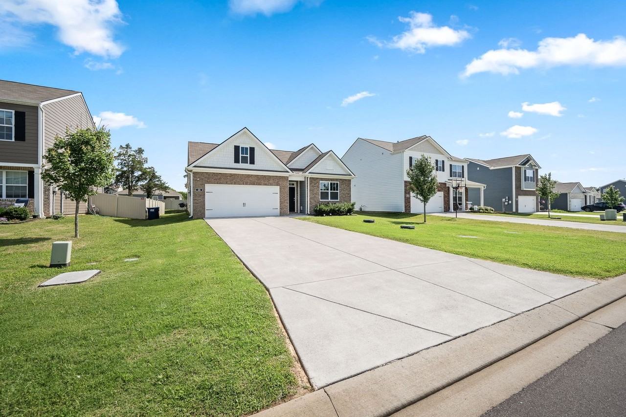 131 Saddle Horse Ln - Photo 2 of 37
