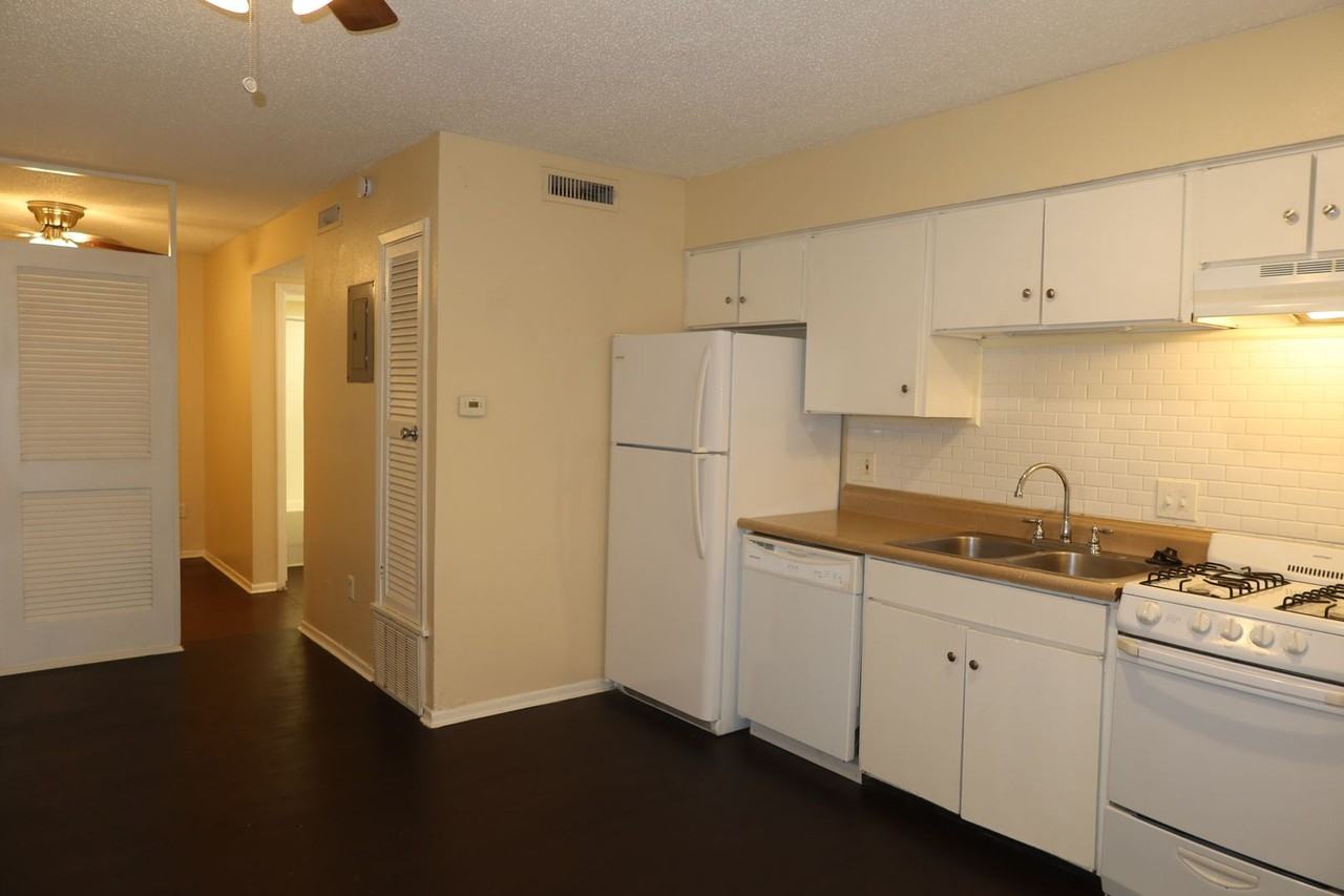 Hyde Park Apartments - Photo 3 of 29