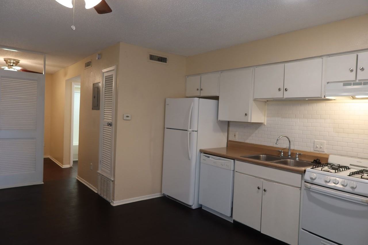Hyde Park Apartments - Photo 4 of 29