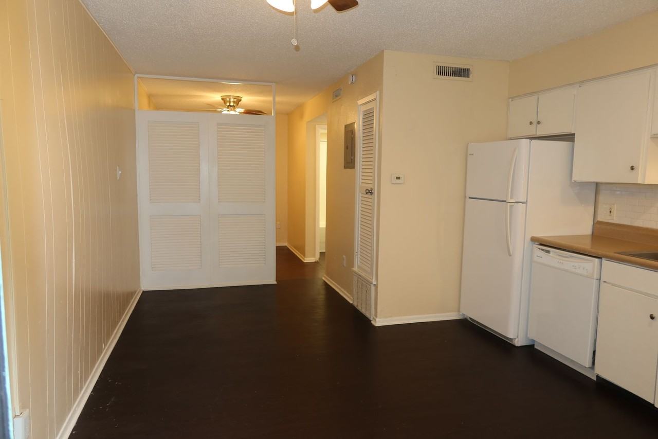 Hyde Park Apartments - Photo 5 of 29