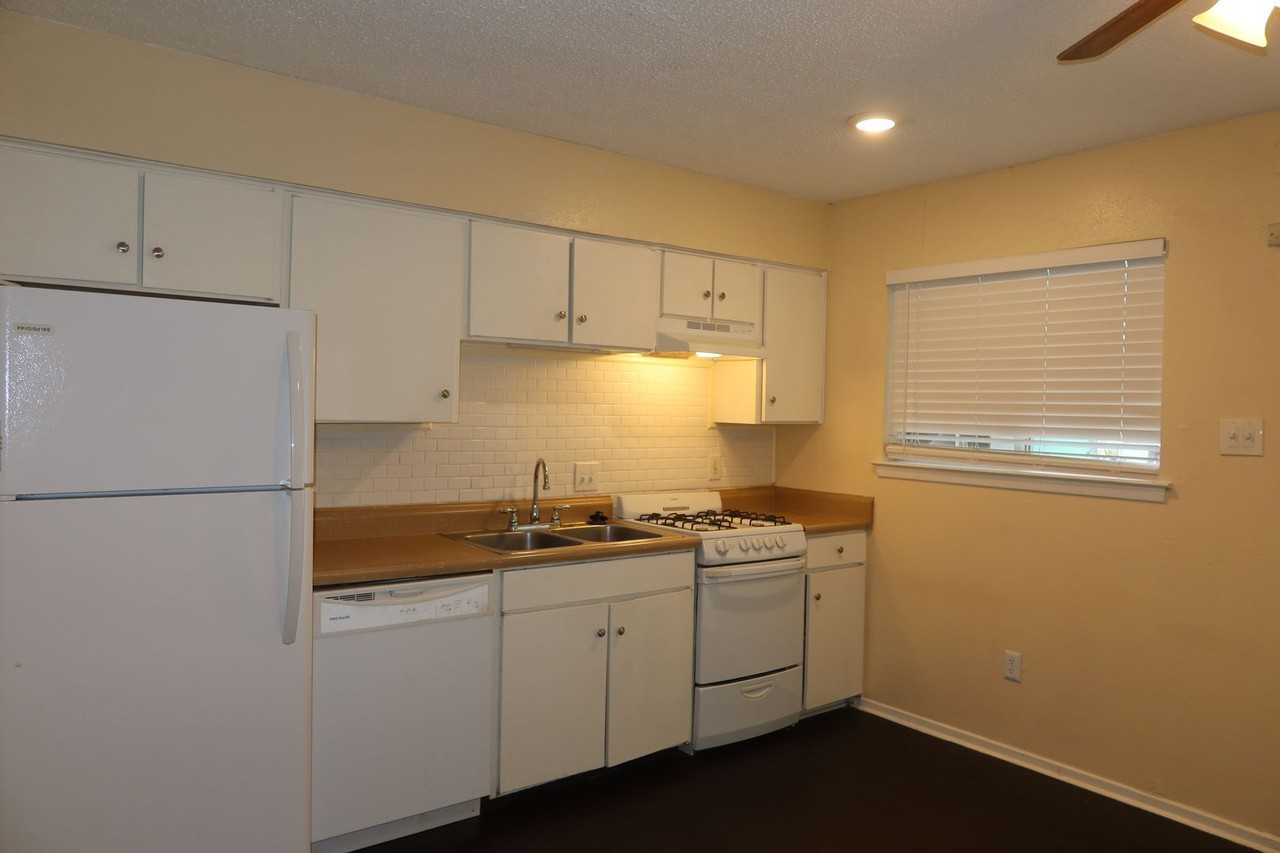 Hyde Park Apartments - Photo 6 of 29