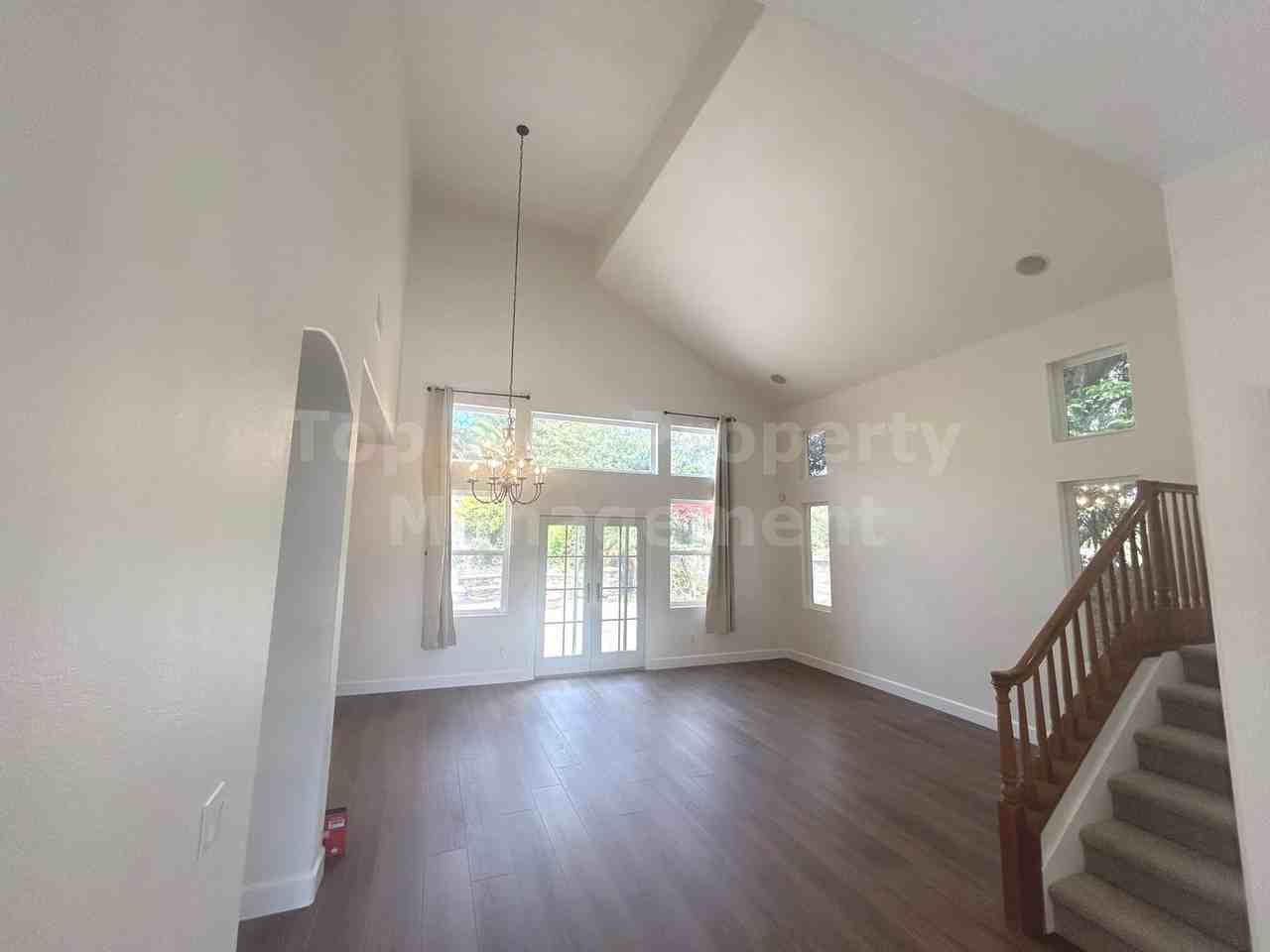 3892 Stoneridge Rd - Photo 7 of 38