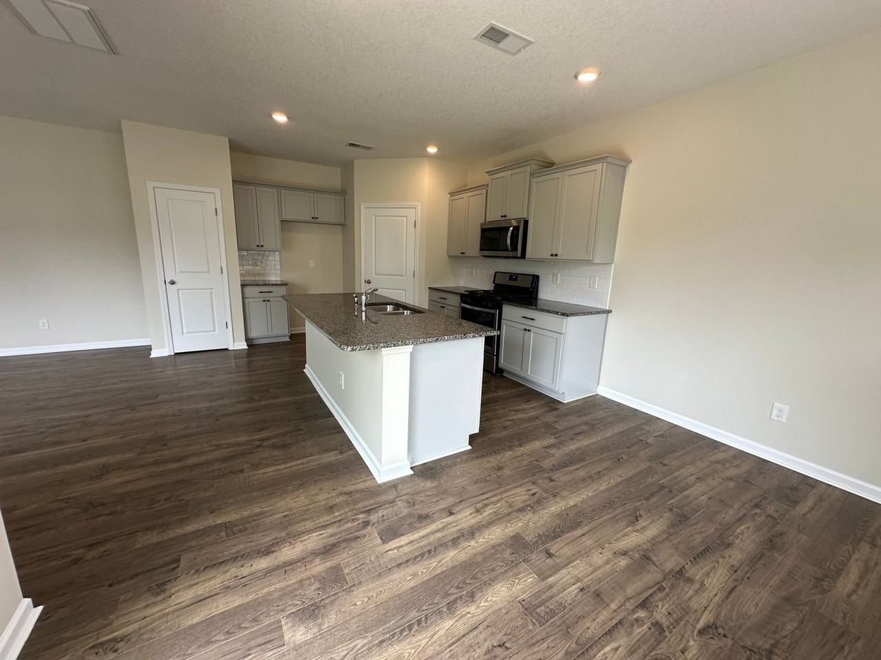 1105 Beacon Rd - Photo 6 of 36