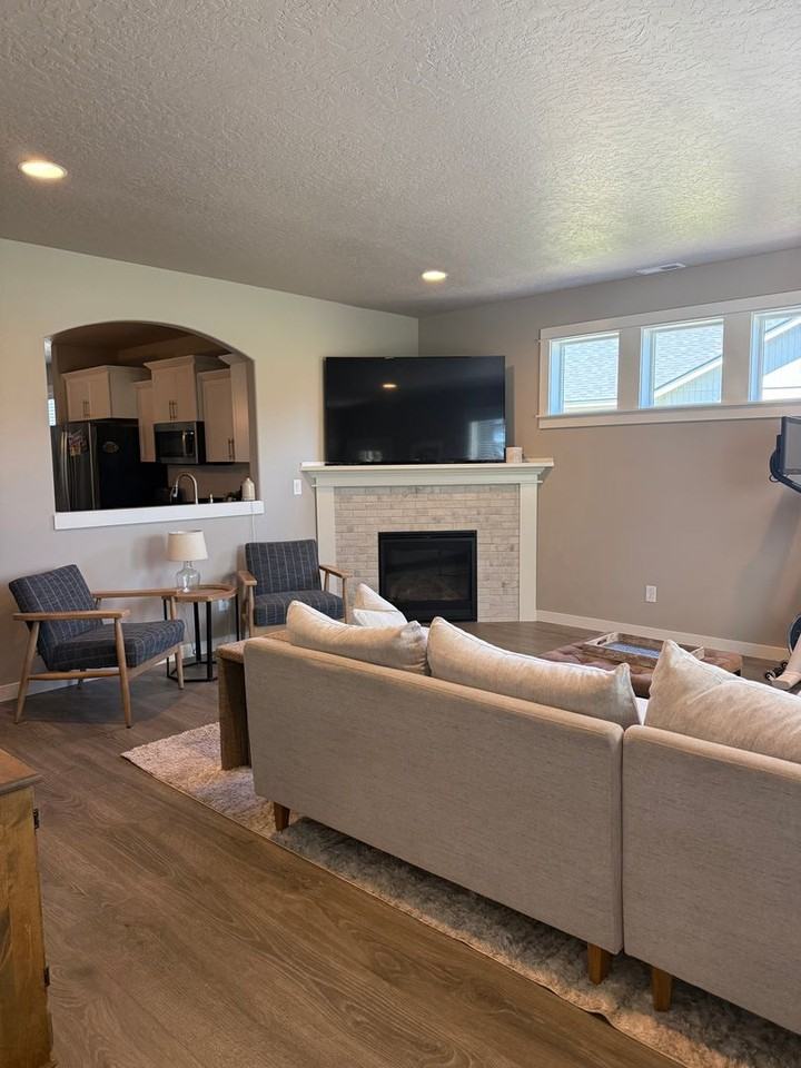 621 N Meadow Ln - Photo 4 of 27
