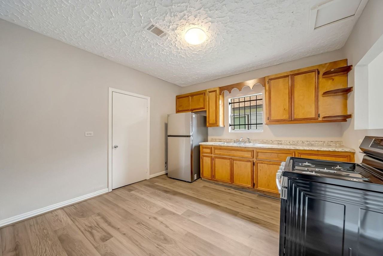 5204 Nichols St - Photo 3 of 20