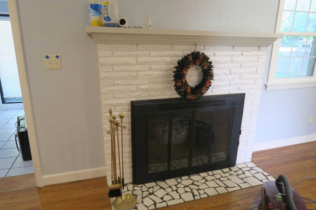 1389 Lakeside Rd - Photo 3 of 8