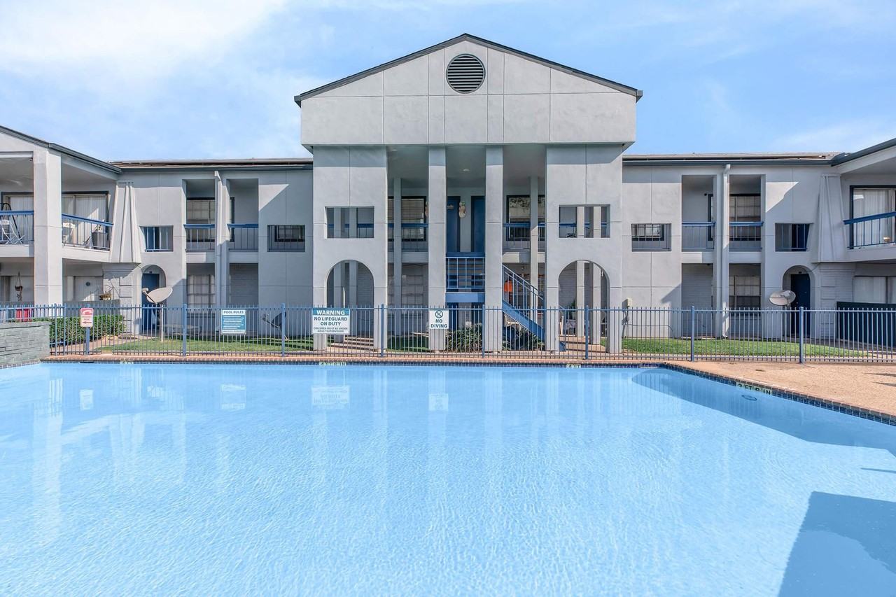 Pelican Reef Apartments - Photo 2 of 4