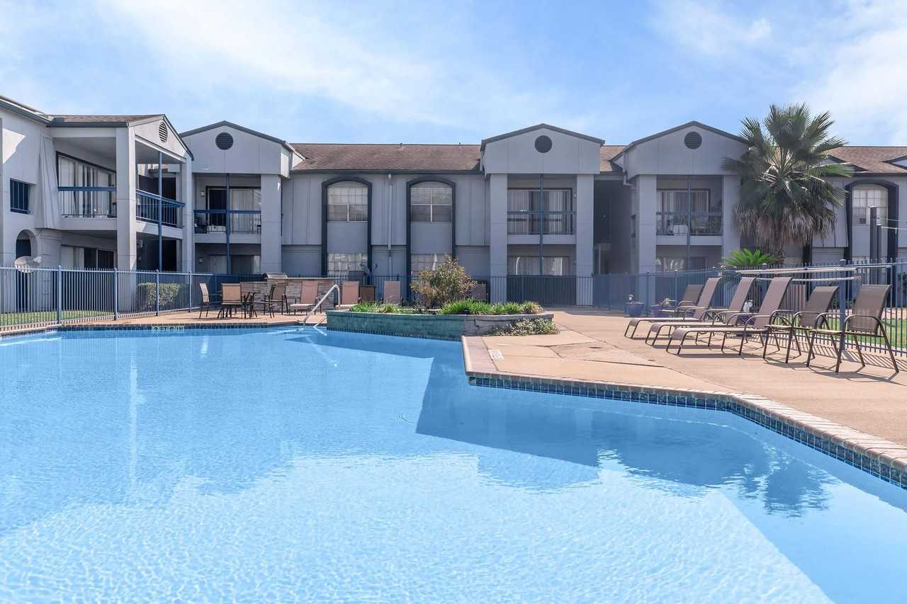 Pelican Reef Apartments - Photo 3 of 4