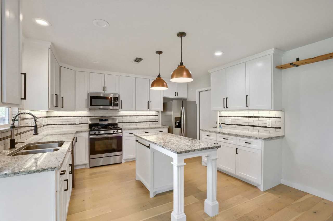 1602 Thornridge Rd - Photo 5 of 22