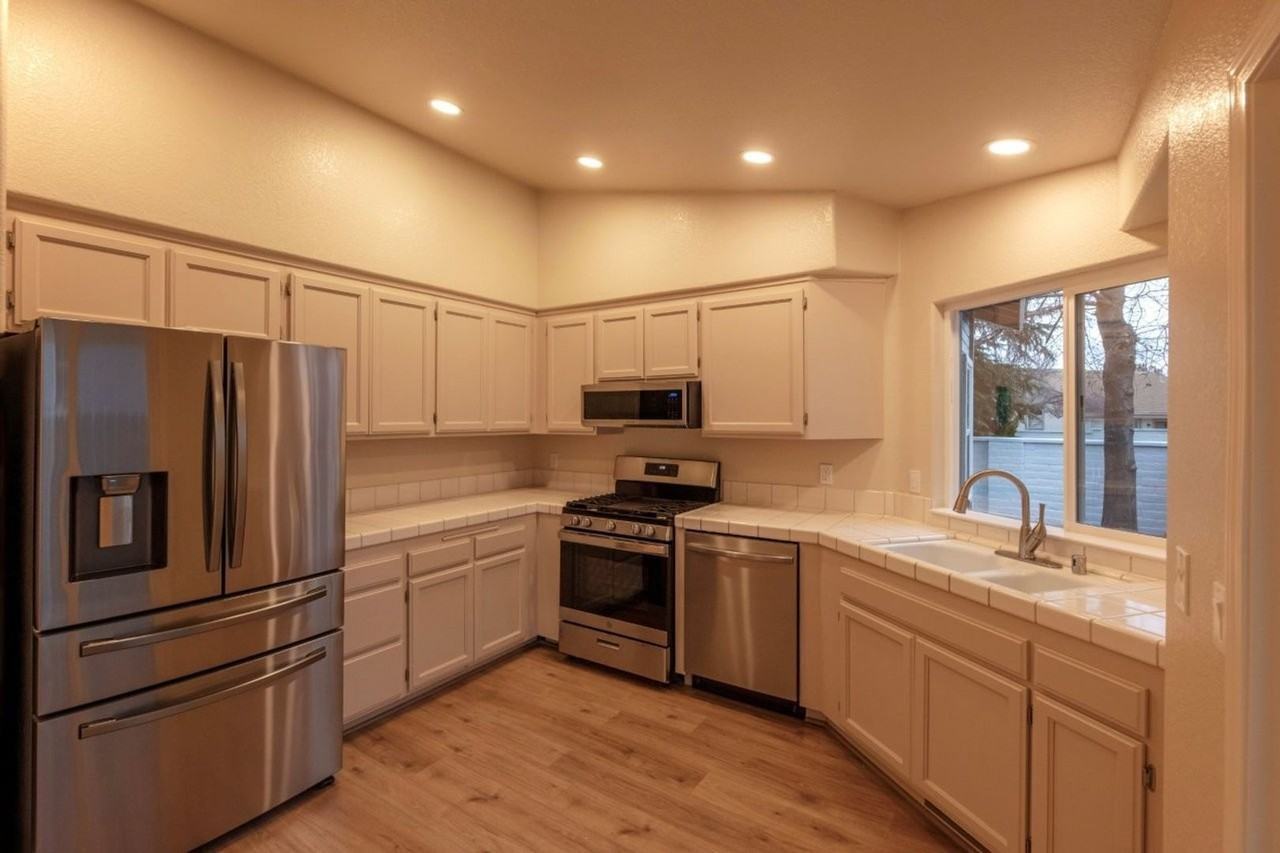 7562 Wheeldale Cir - Photo 3 of 34