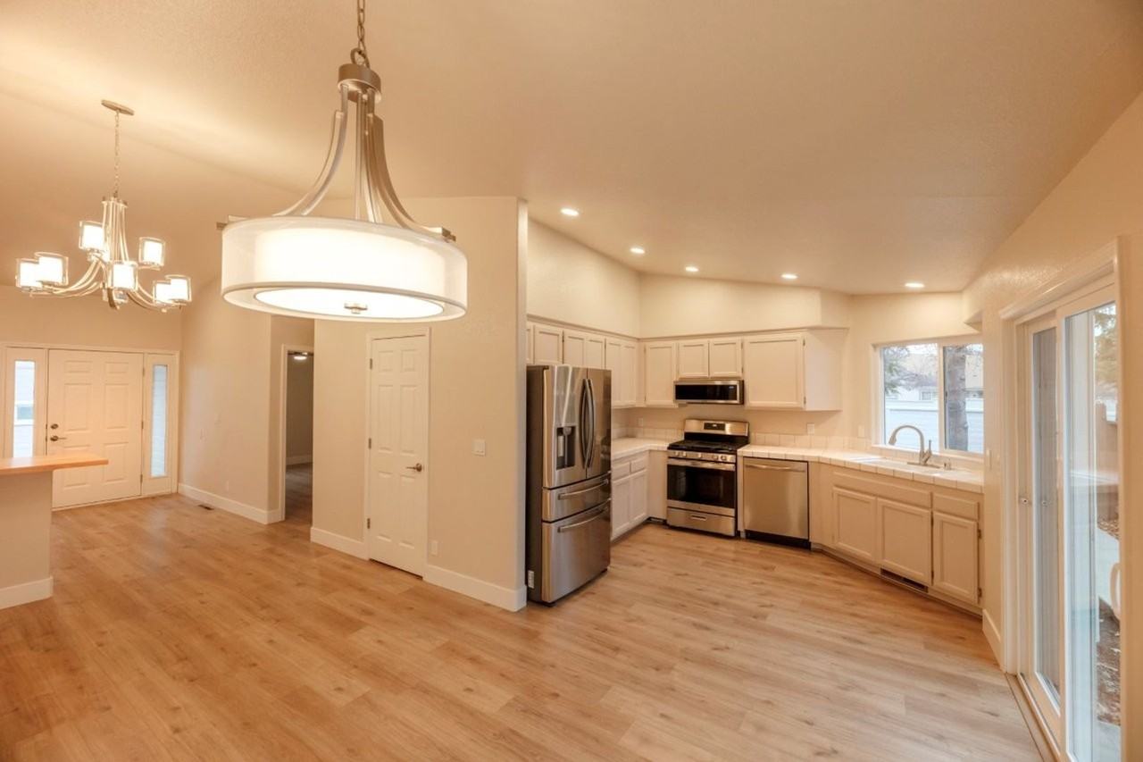 7562 Wheeldale Cir - Photo 4 of 34