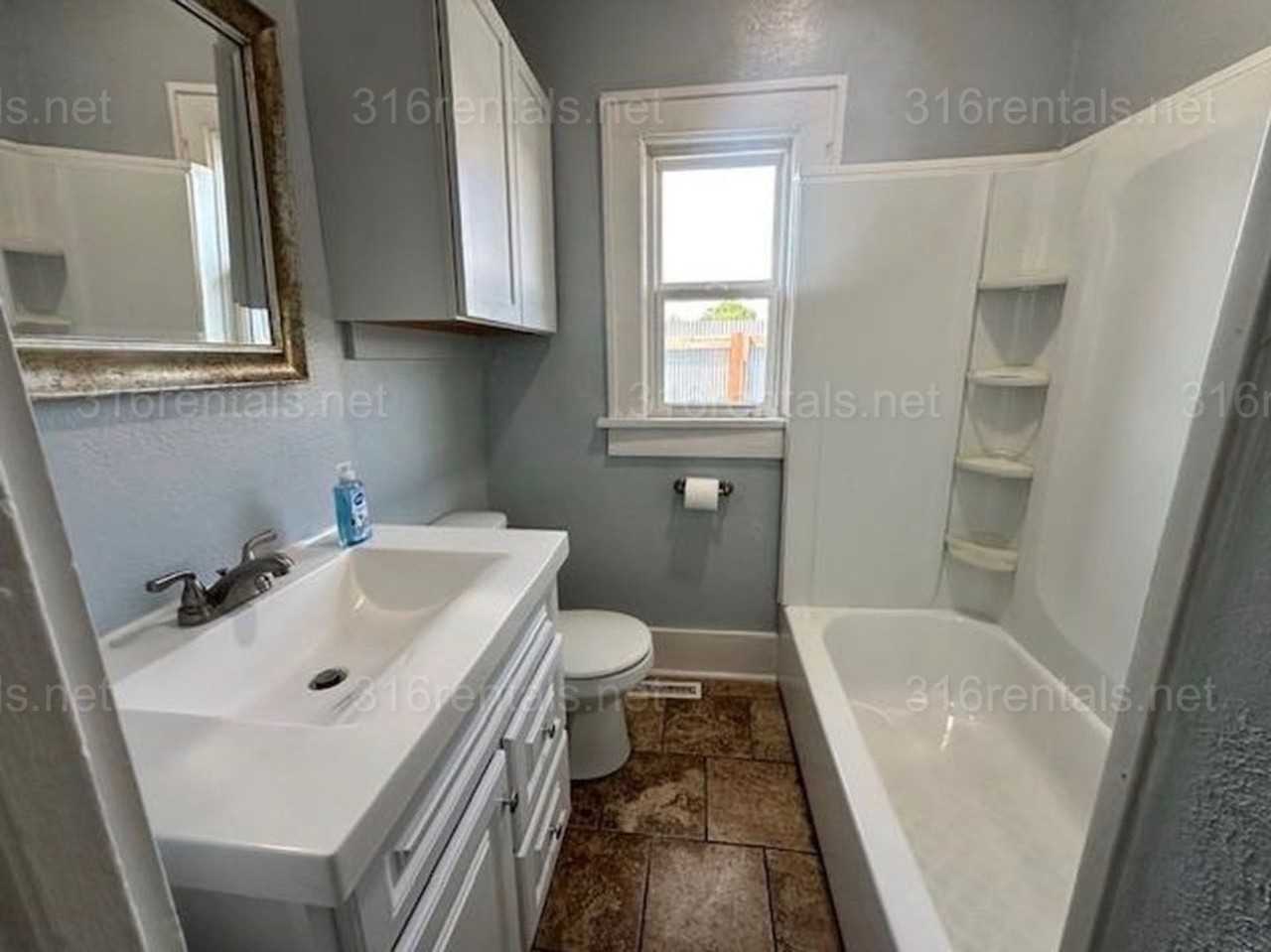 1118 S Hydraulic St - Photo 3 of 13