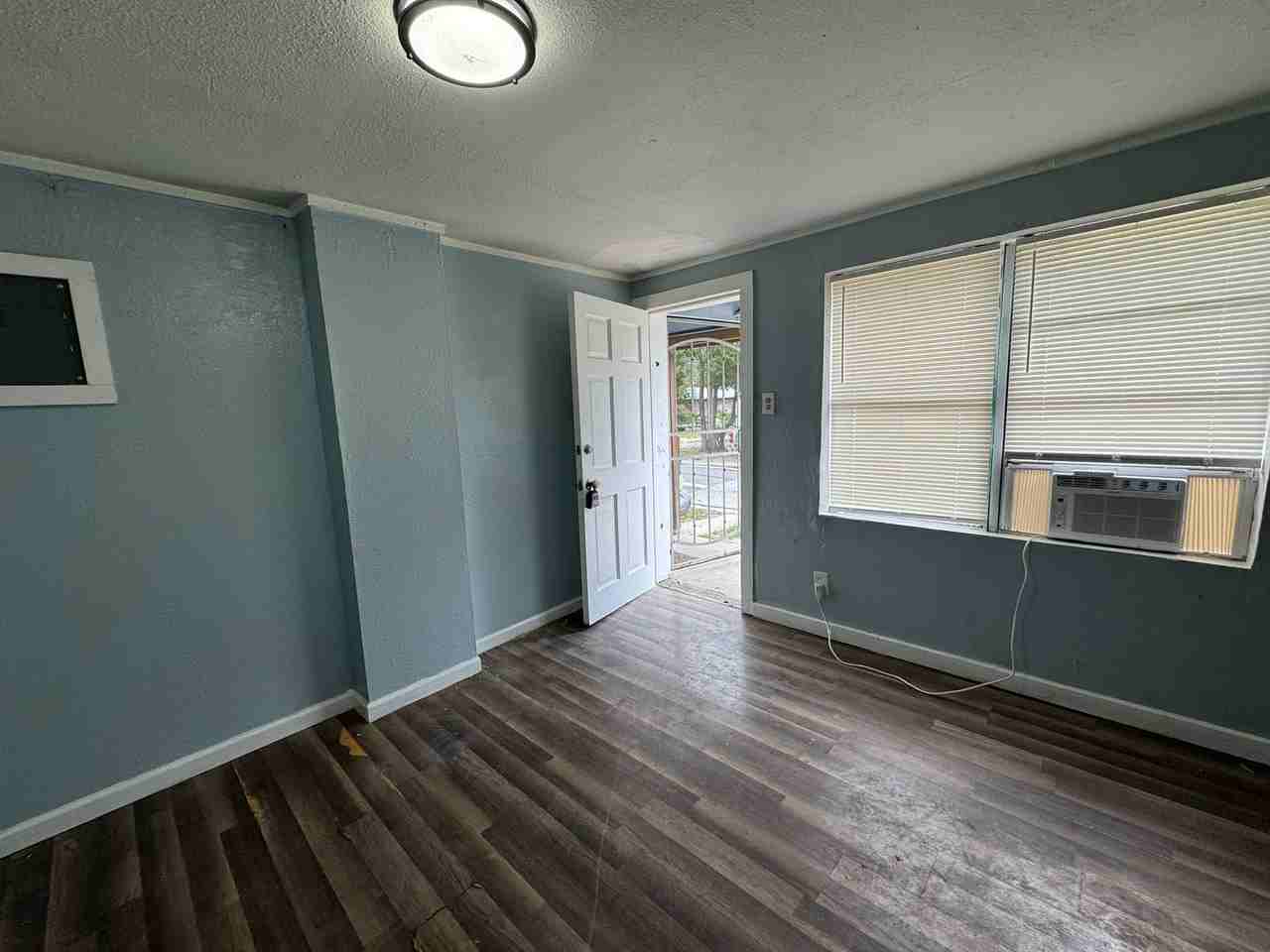 704 Nw Alma Ave - Photo 4 of 12