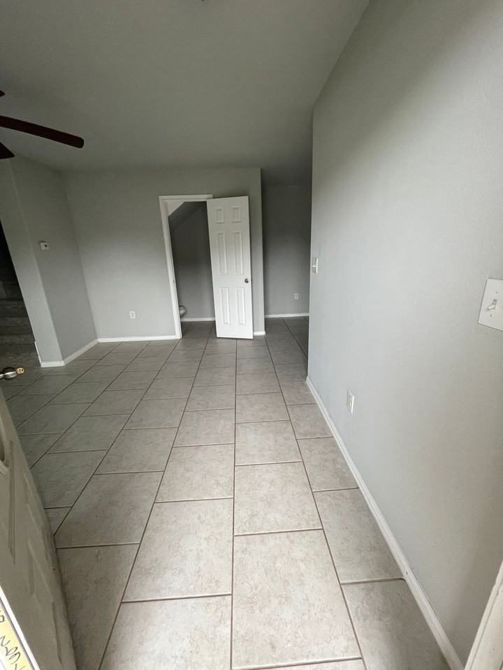 1101 Parkview Dr - Photo 2 of 15