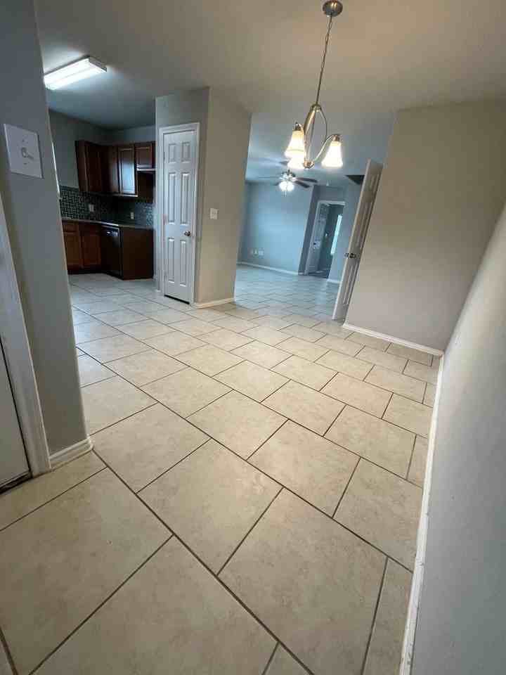 1101 Parkview Dr - Photo 3 of 15