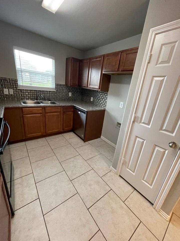 1101 Parkview Dr - Photo 6 of 15