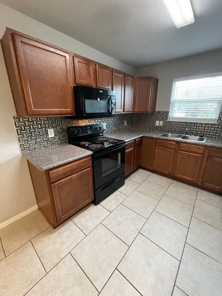 1101 Parkview Dr - Photo 7 of 15