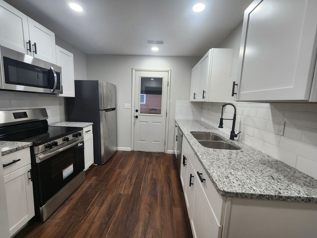 2939 Gleason Ave - Photo 4 of 19