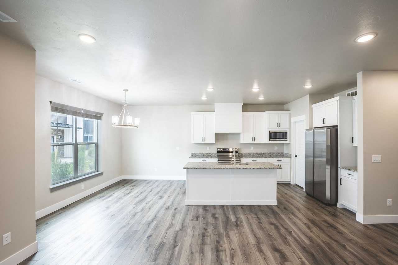 284 W 4th S - Photo 5 of 33