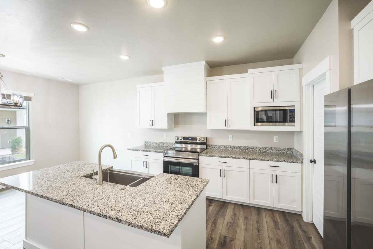 284 W 4th S - Photo 7 of 33
