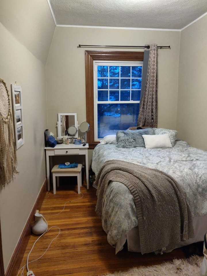 585 Watertown St - Photo 5 of 10