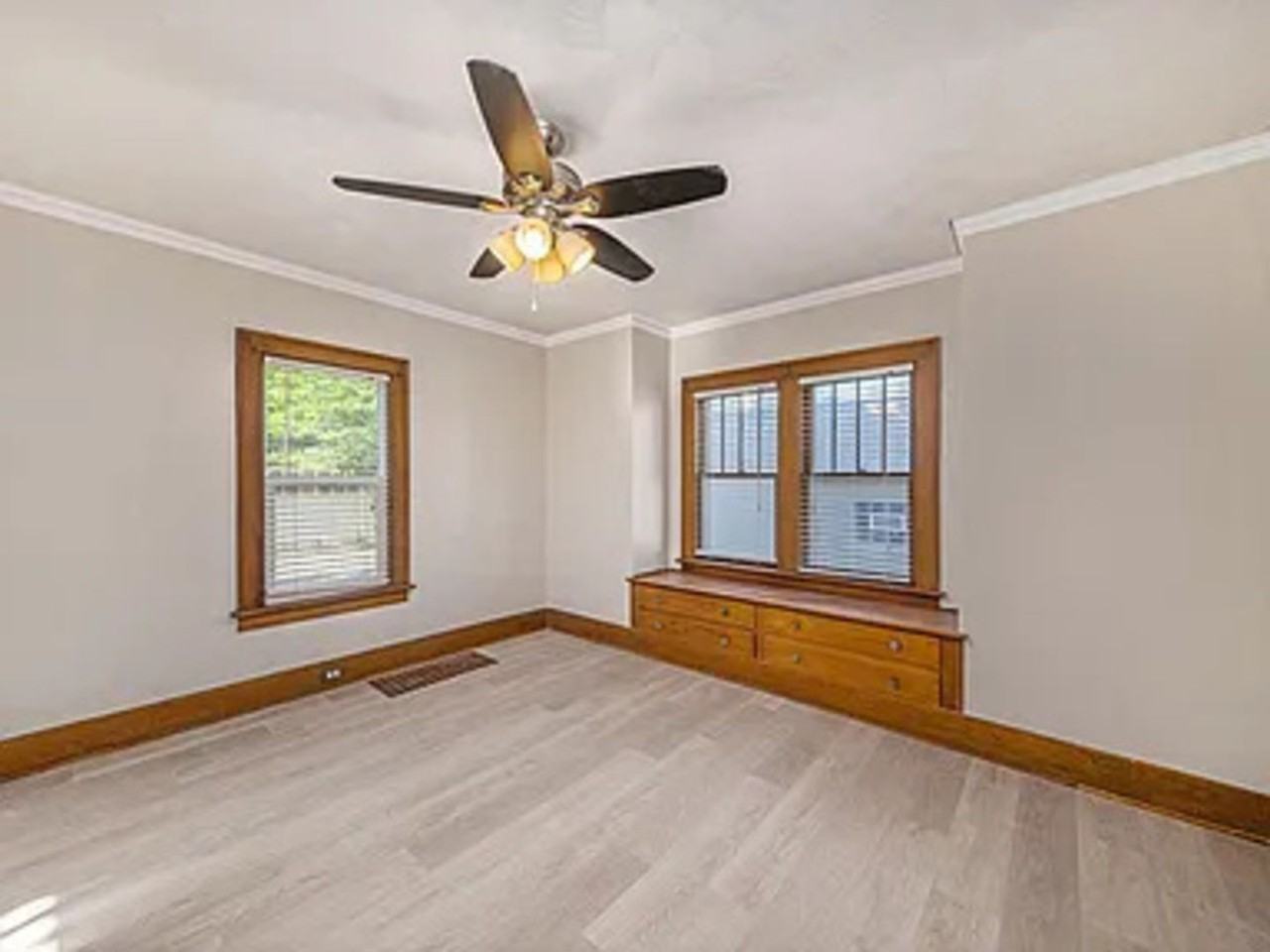441 Forest St - Photo 4 of 12